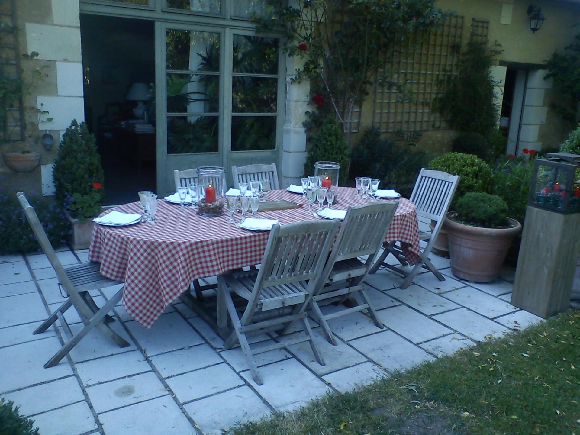 La Terrasse, table en teck dressée